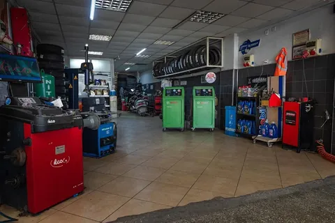 Lastik montaj ve balans makineleri, lastik stok alanı — Kaan Oto Fethiye