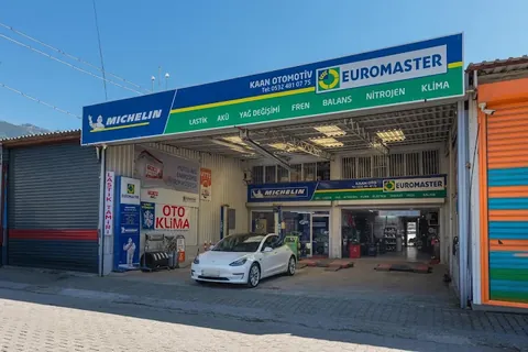 Kaan Oto Fethiye servis girişi ve bakım için bekleyen araç